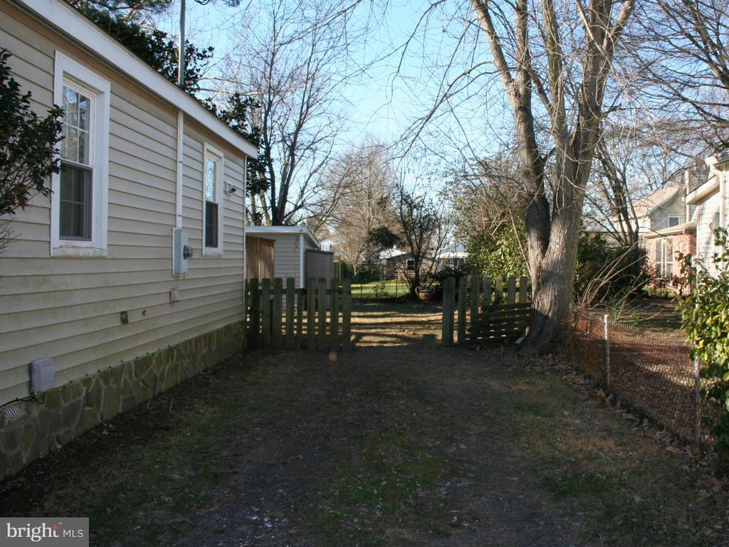 809 BANCROFT AVE