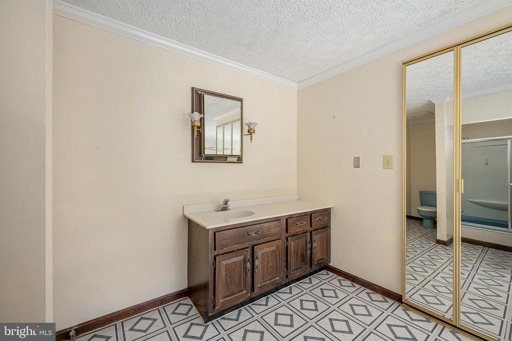 239 DARL CIRCLE