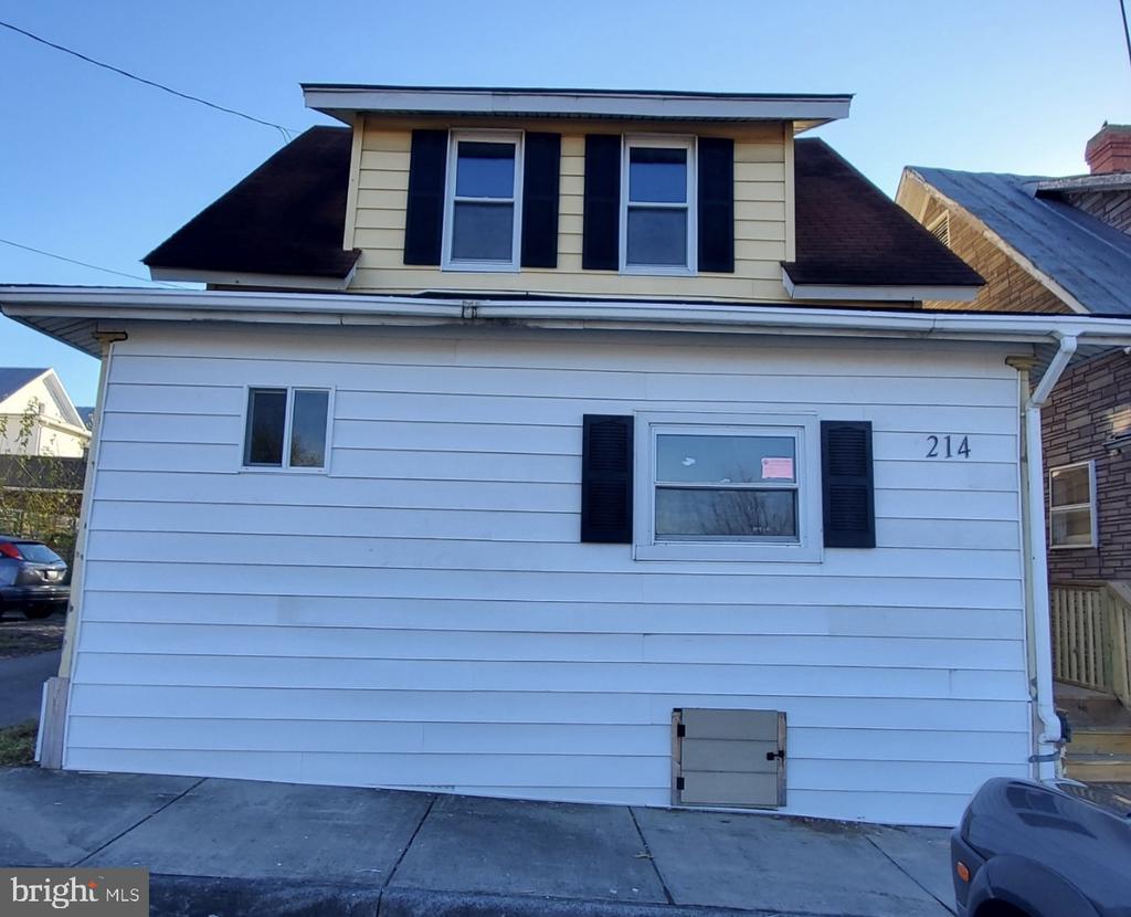 214 N EAST LANE