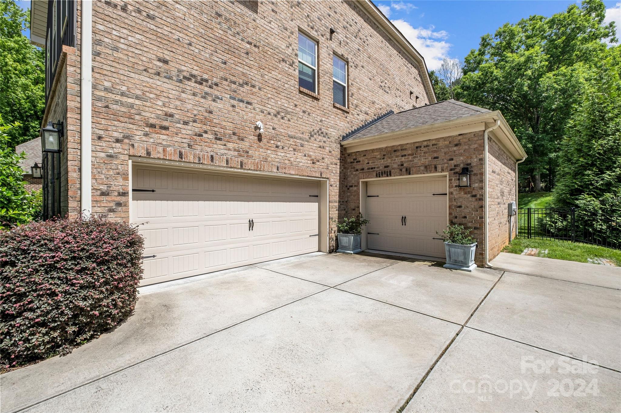 3731 Lakeside Drive