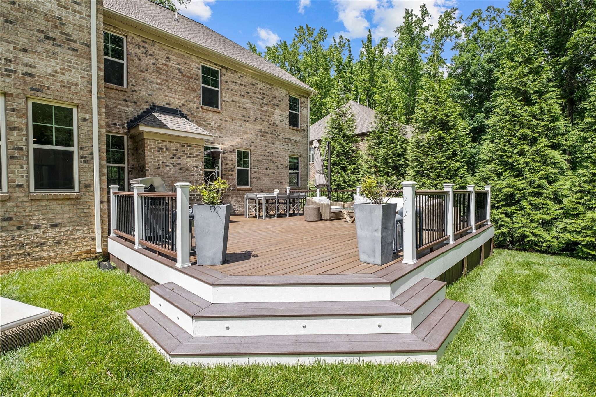 3731 Lakeside Drive