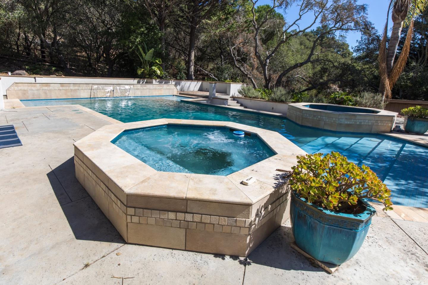 560 Hidden Valley RD