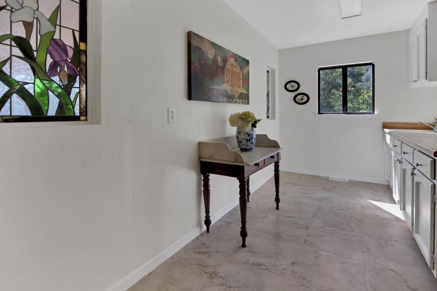 560 Hidden Valley RD
