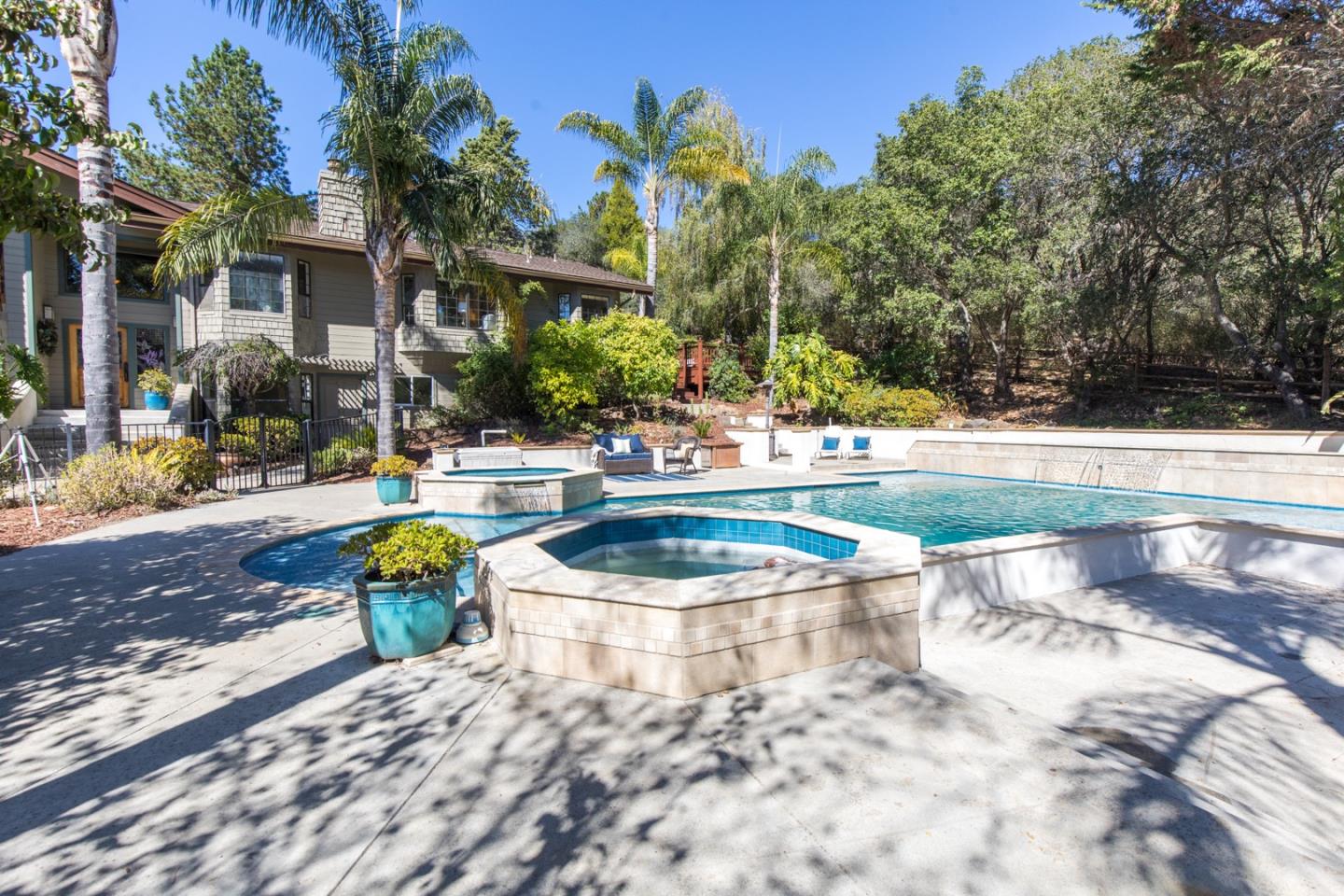 560 Hidden Valley RD