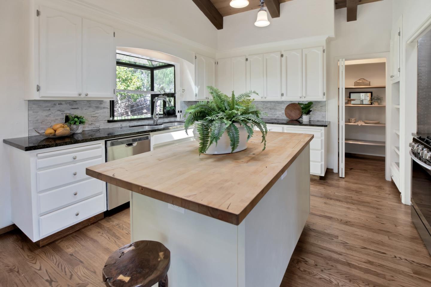 560 Hidden Valley RD