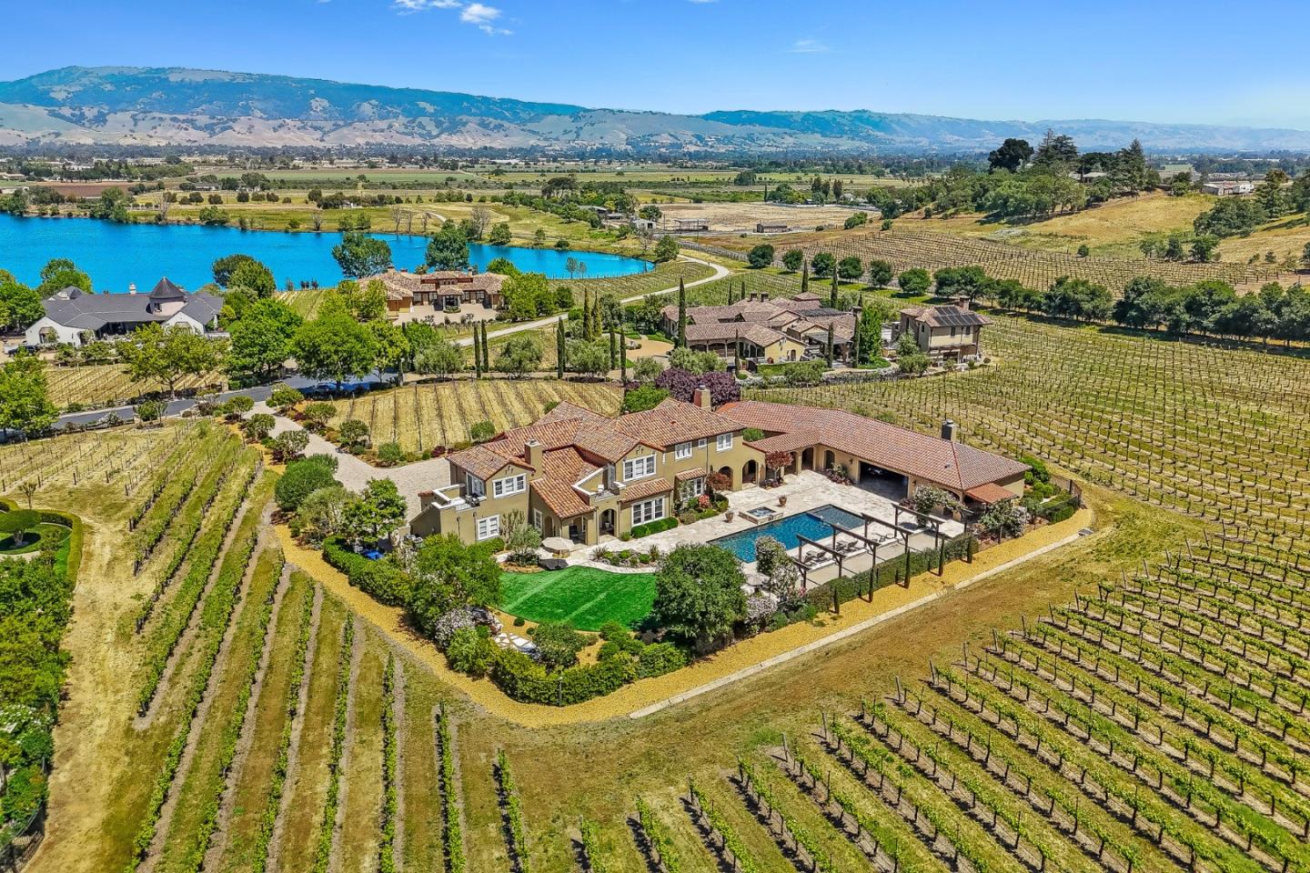 1405 Lakeview Court