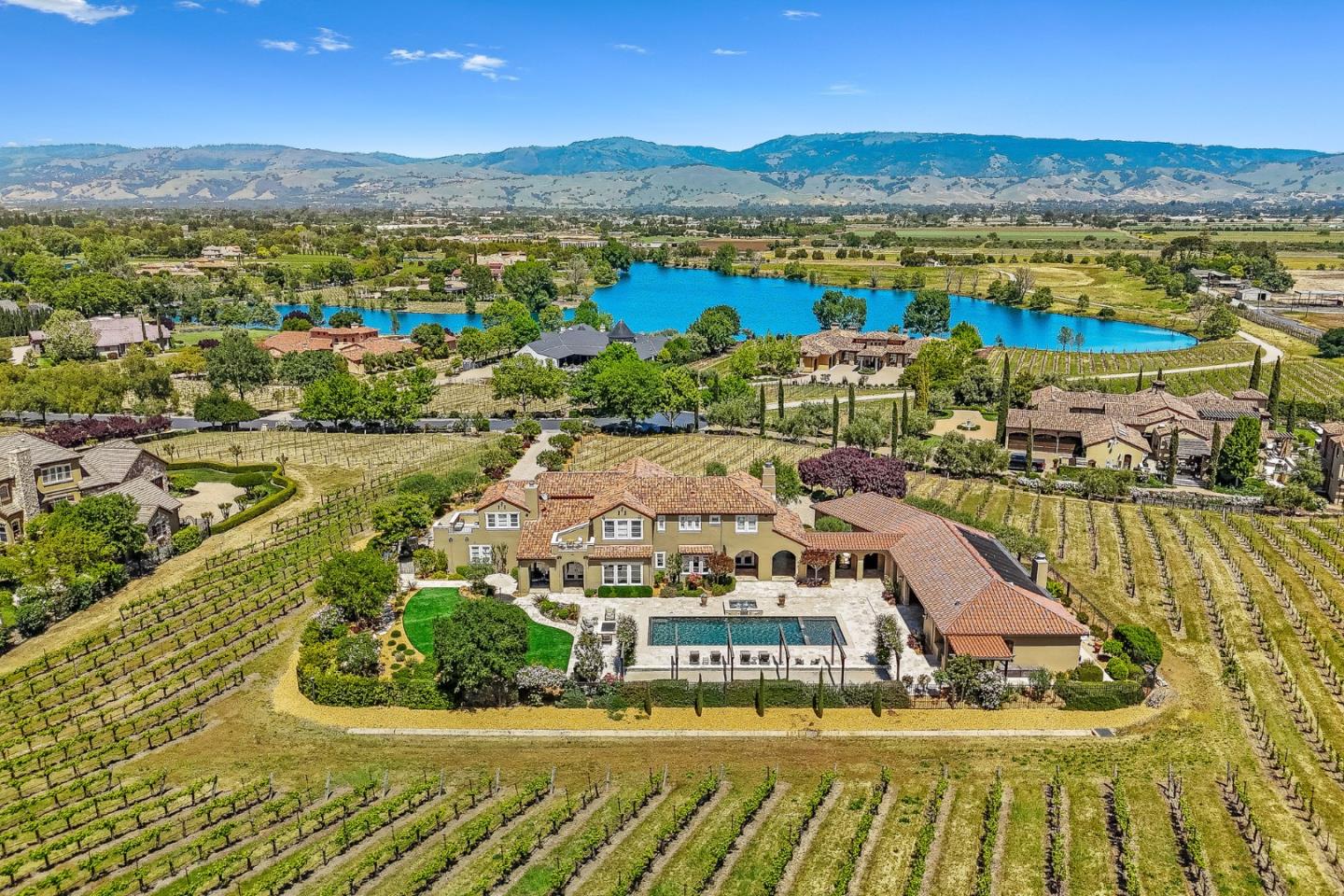1405 Lakeview Court