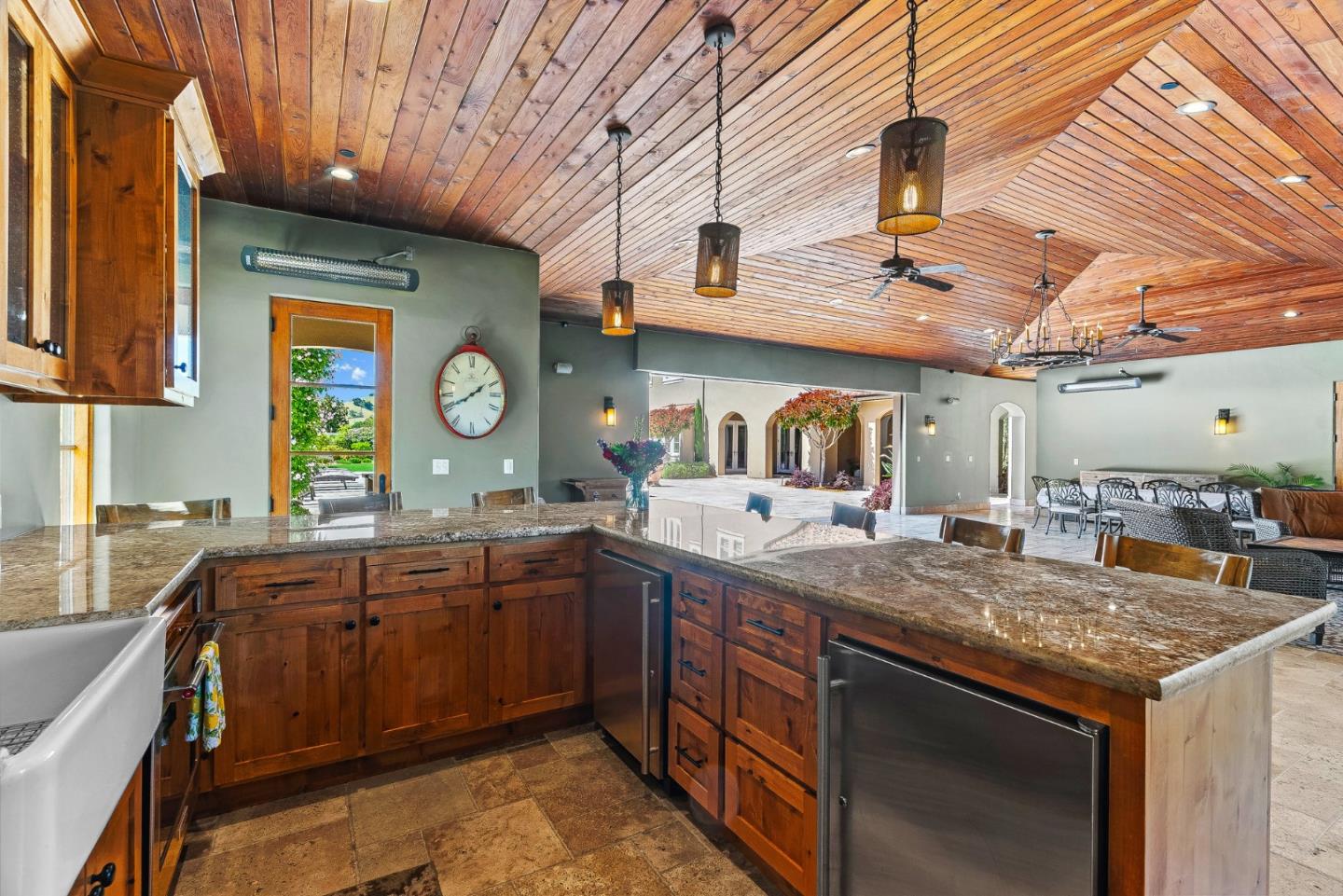 1405 Lakeview Court