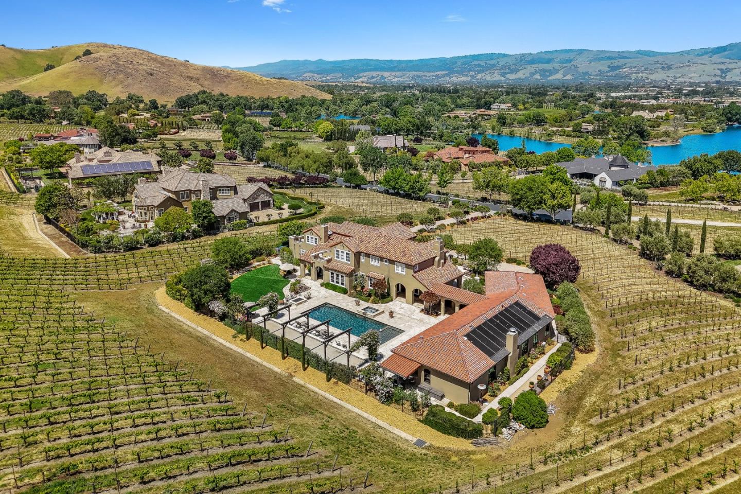 1405 Lakeview Court
