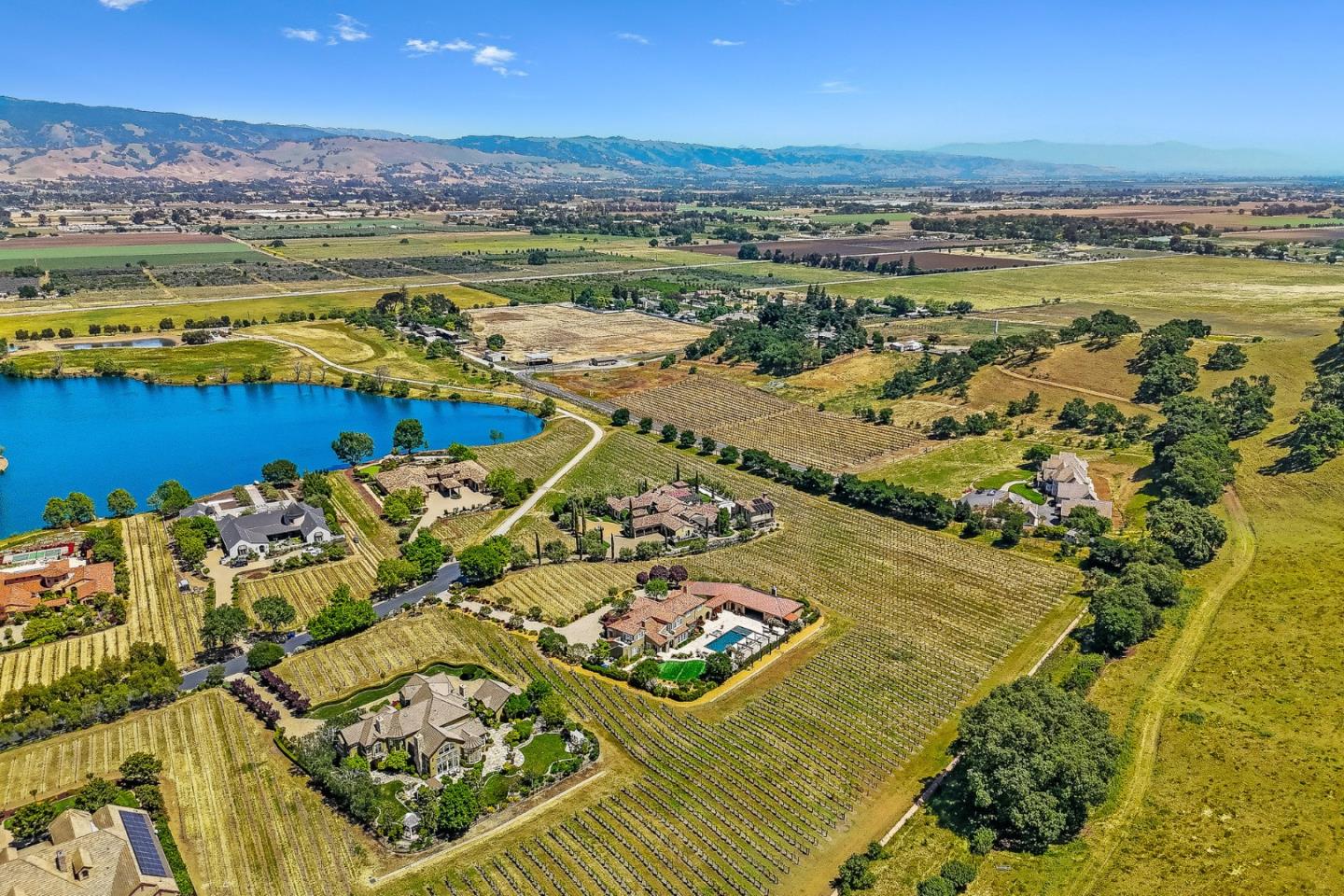 1405 Lakeview Court