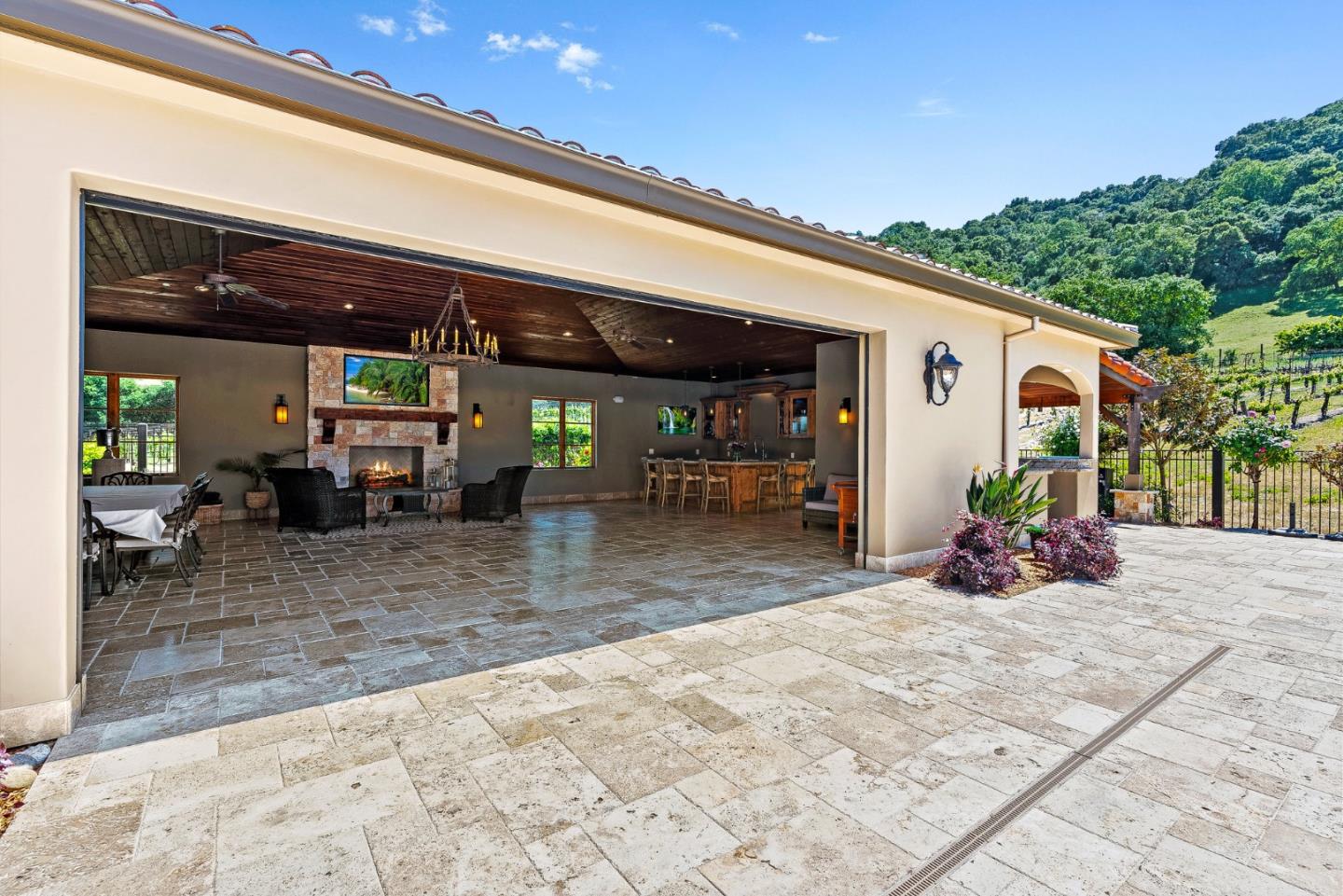 1405 Lakeview Court