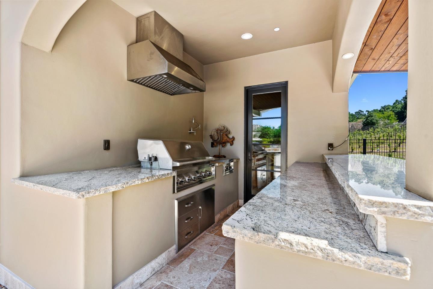 1405 Lakeview Court