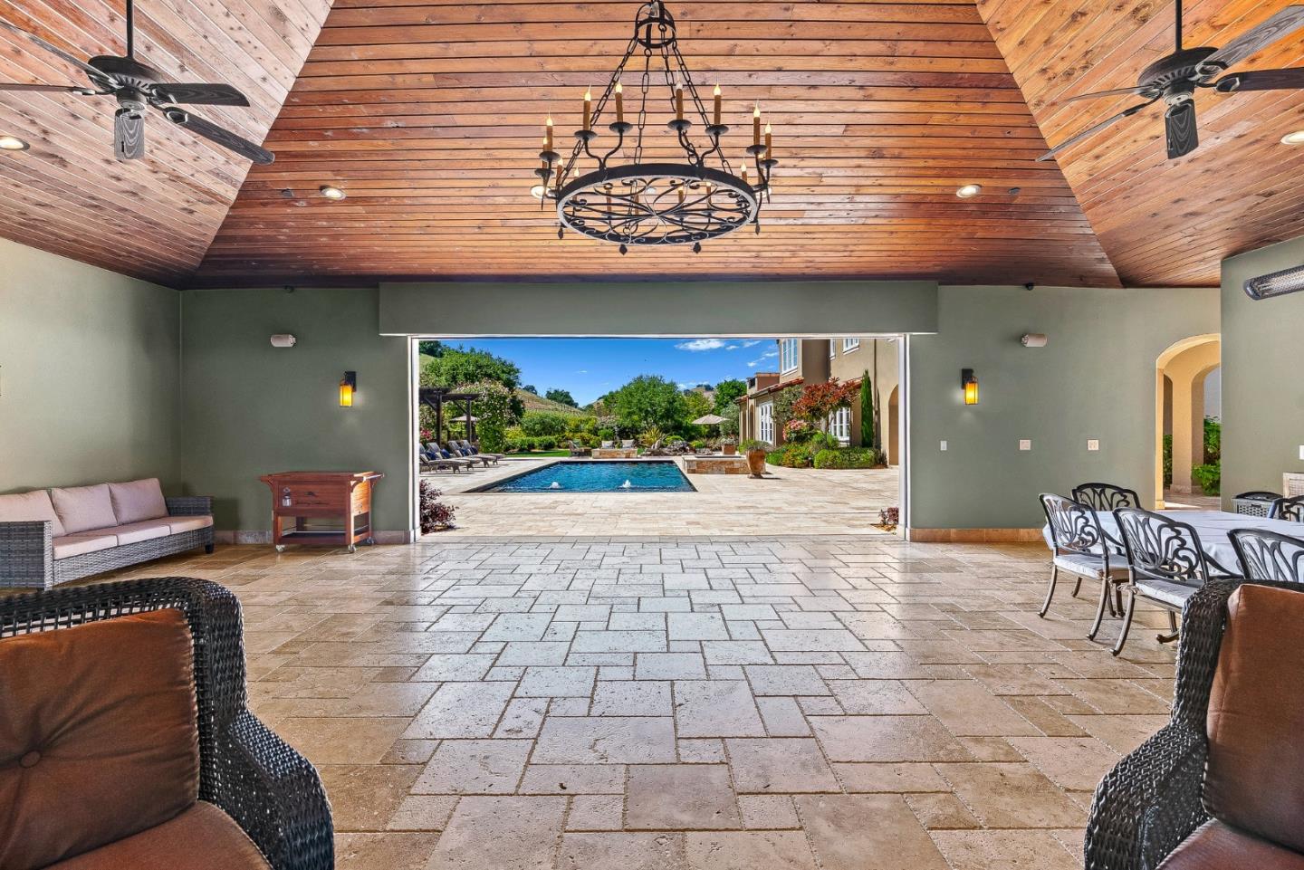 1405 Lakeview Court