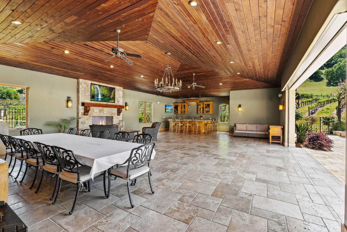 1405 Lakeview Court