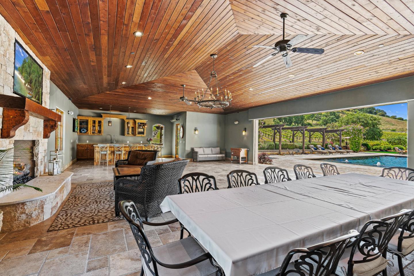 1405 Lakeview Court