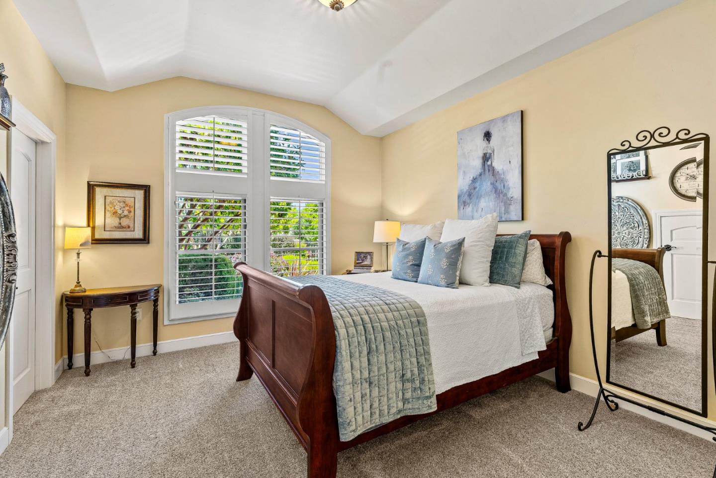 1405 Lakeview Court