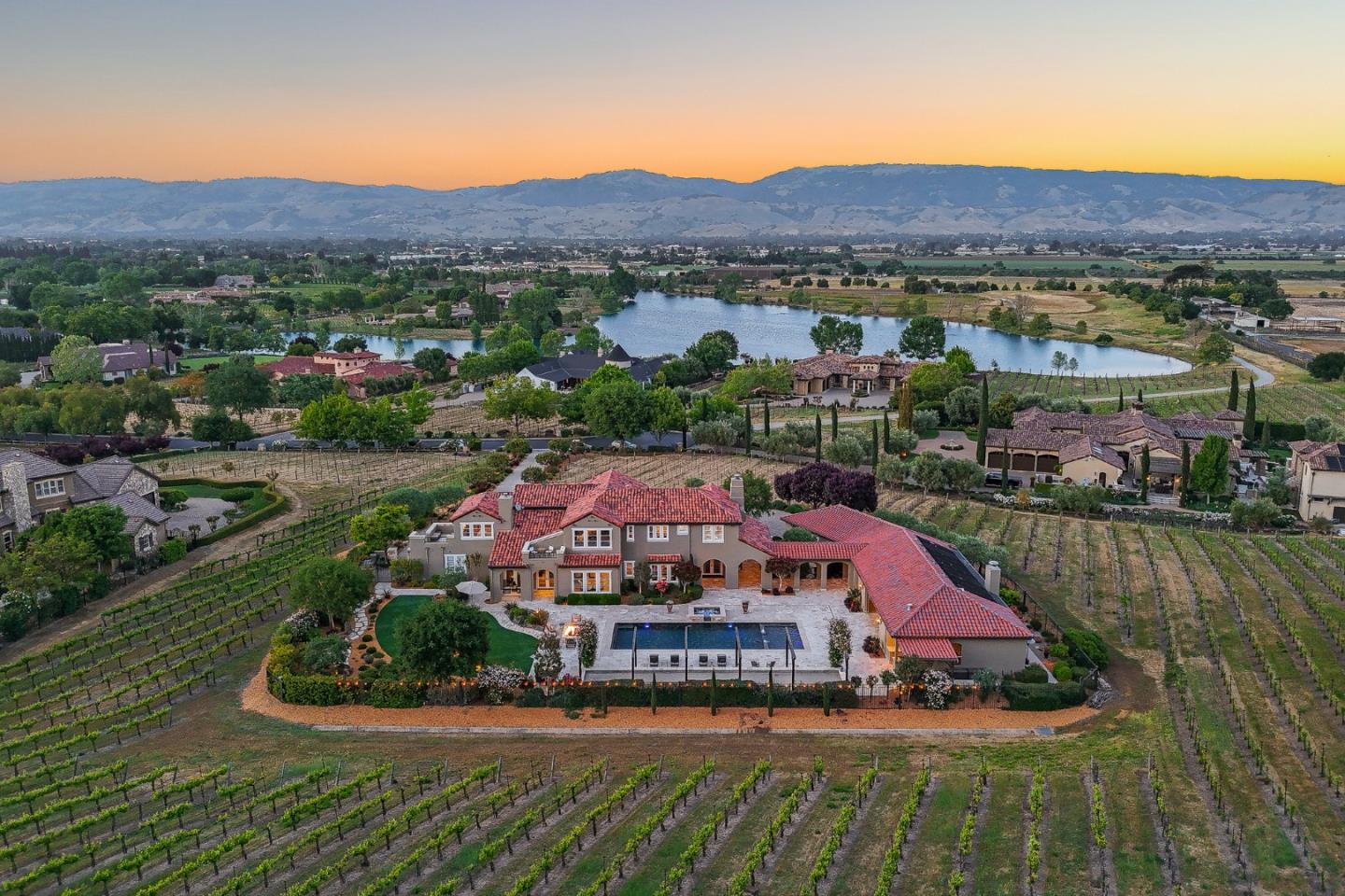 1405 Lakeview Court