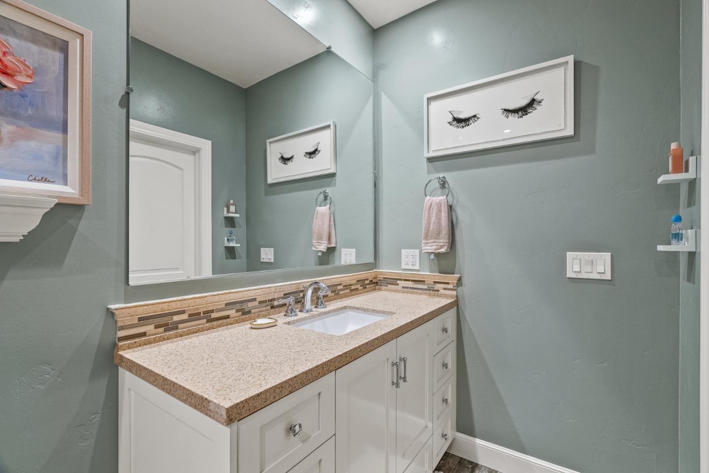 1405 Lakeview Court
