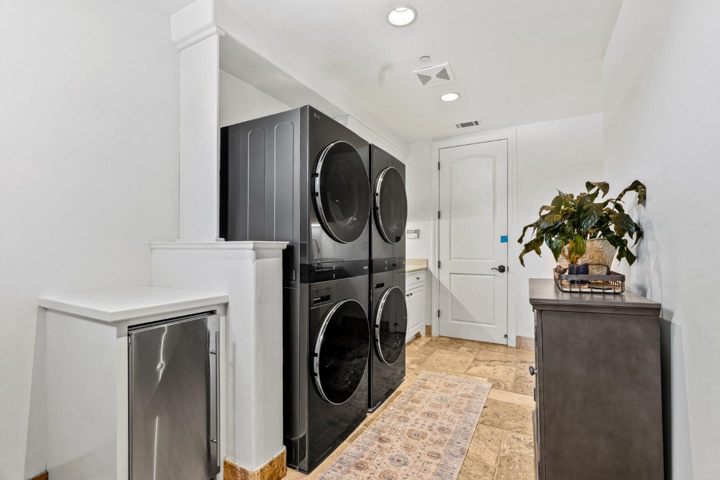 1405 Lakeview Court