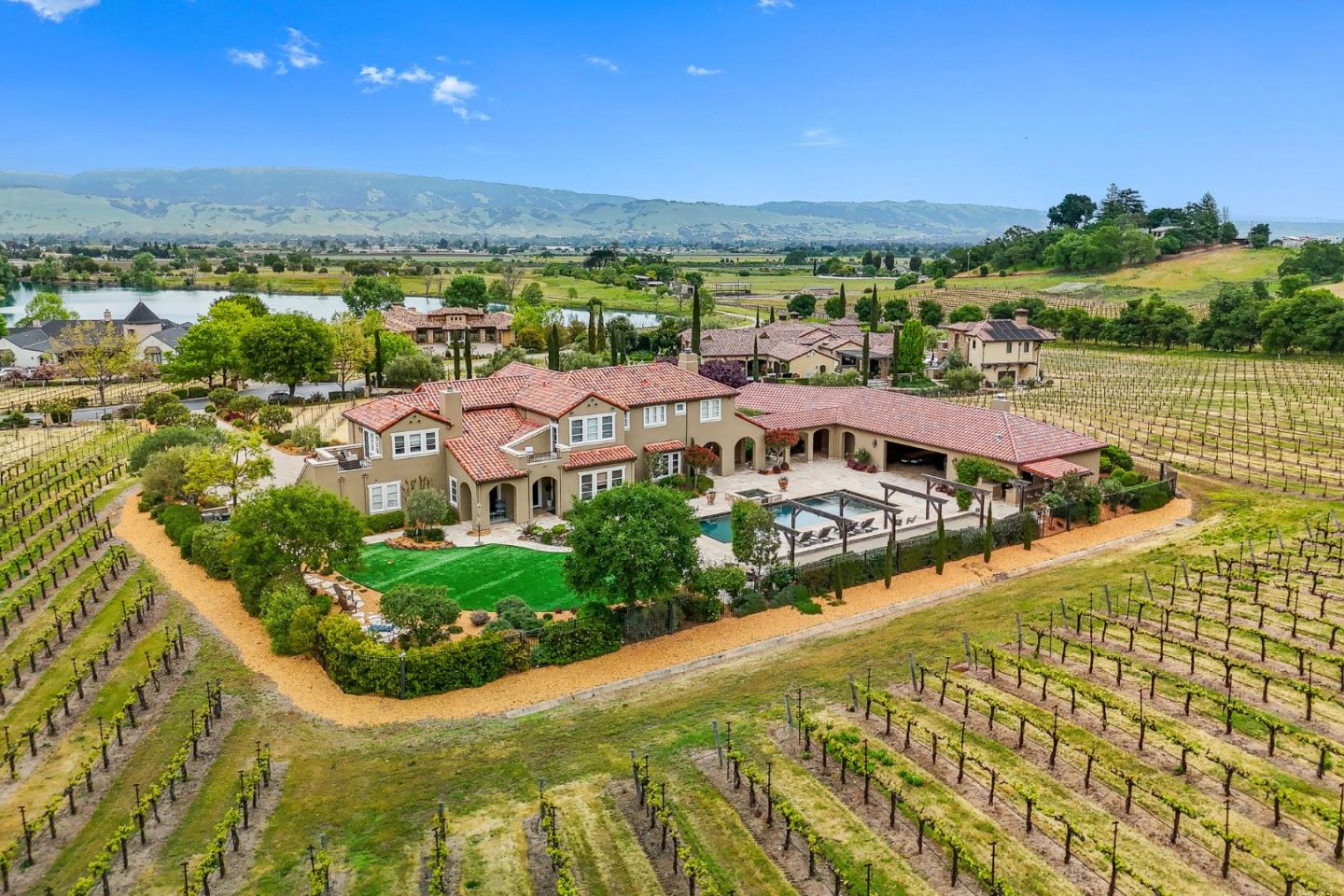 1405 Lakeview Court
