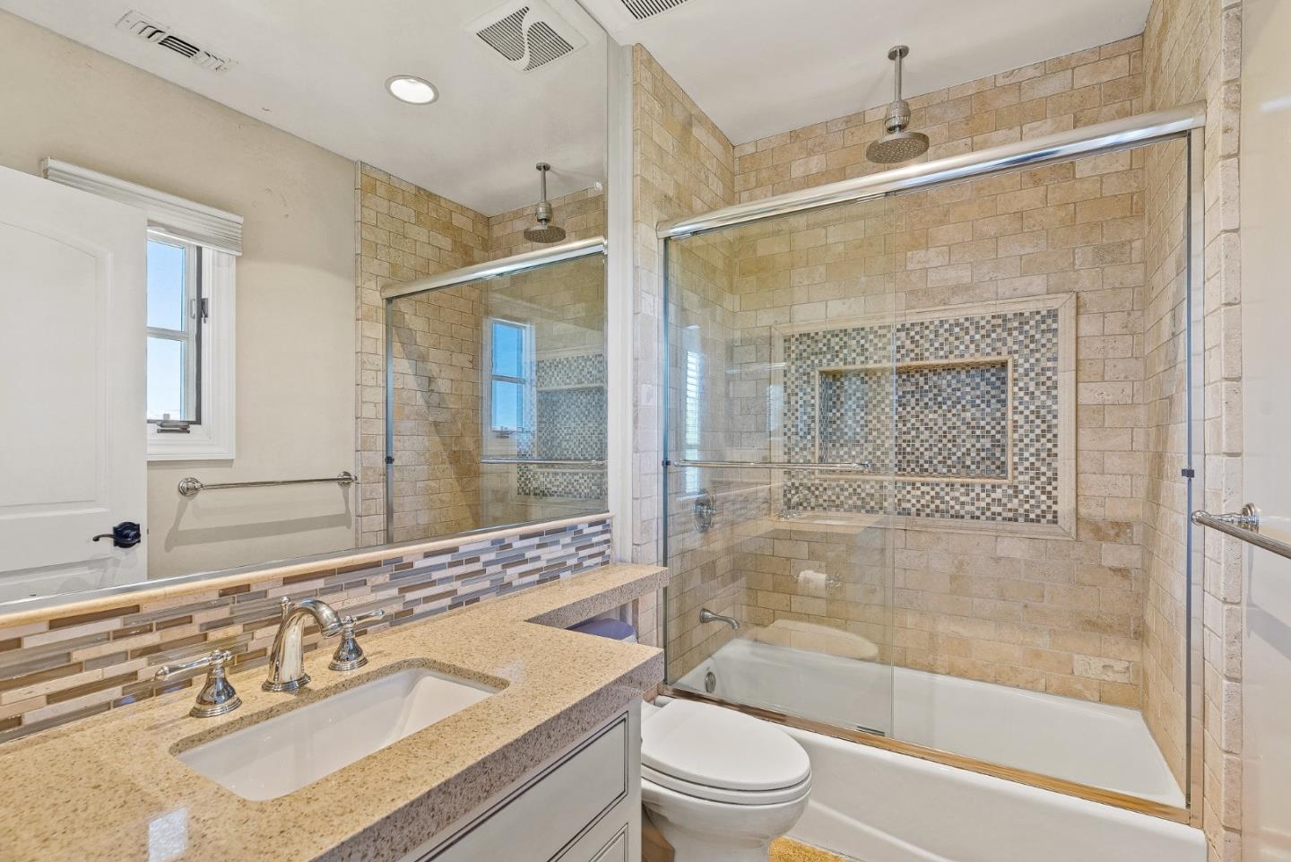 1405 Lakeview Court
