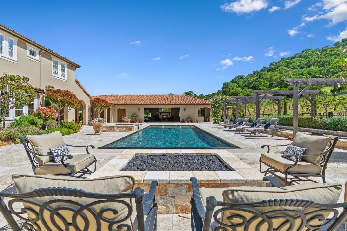 1405 Lakeview Court