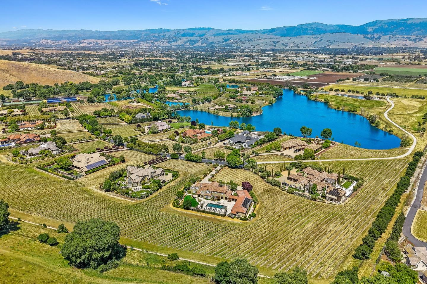 1405 Lakeview Court