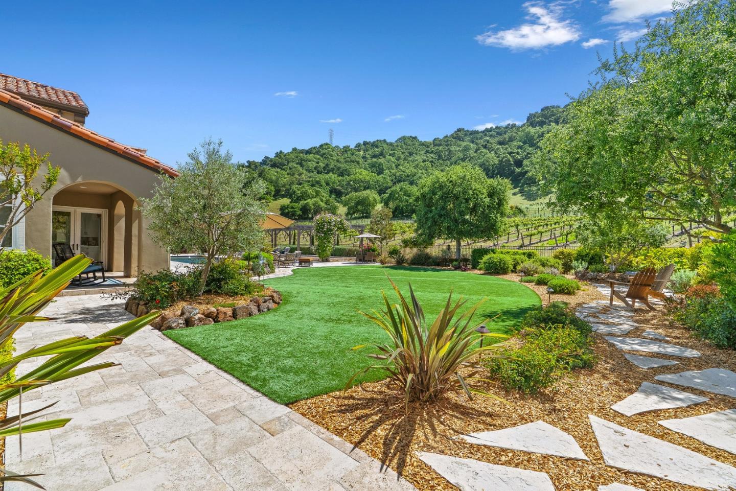 1405 Lakeview Court
