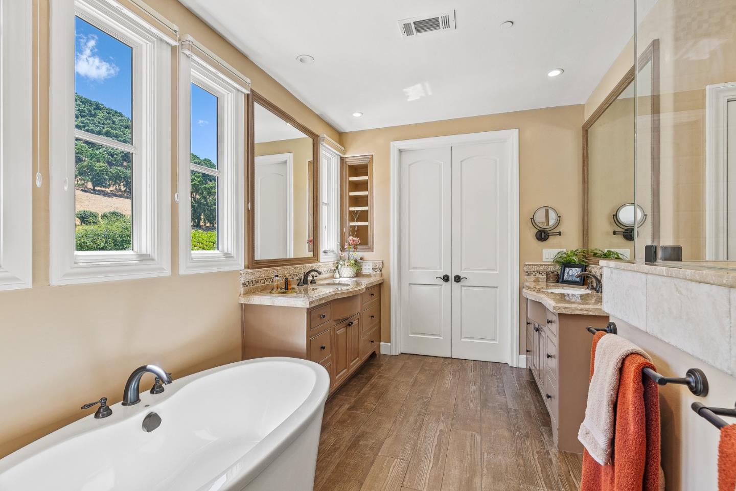 1405 Lakeview Court