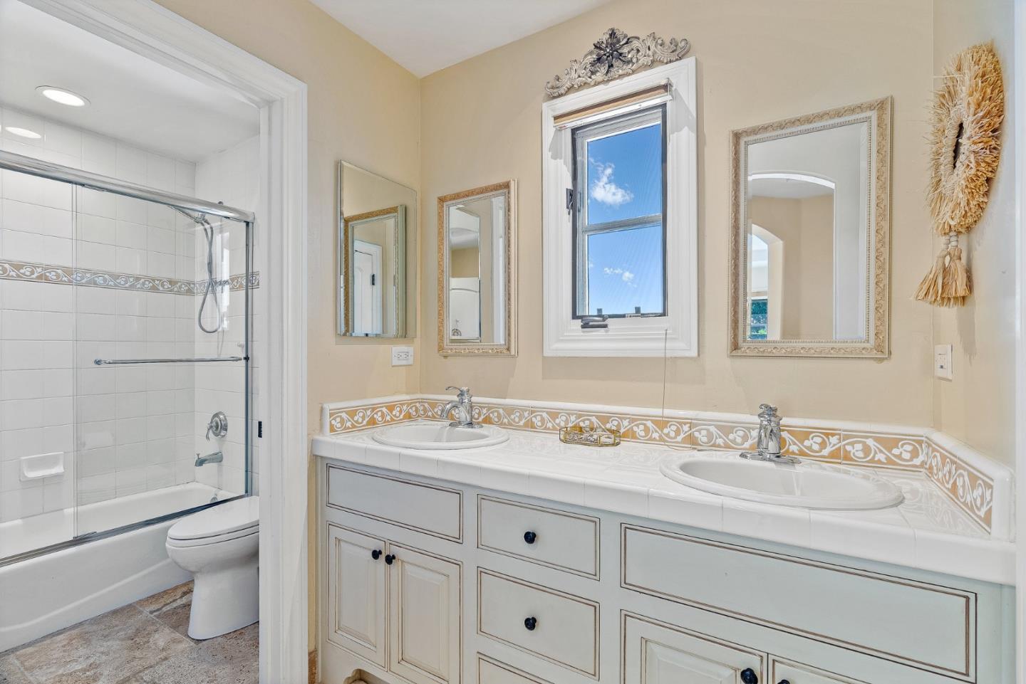 1405 Lakeview Court