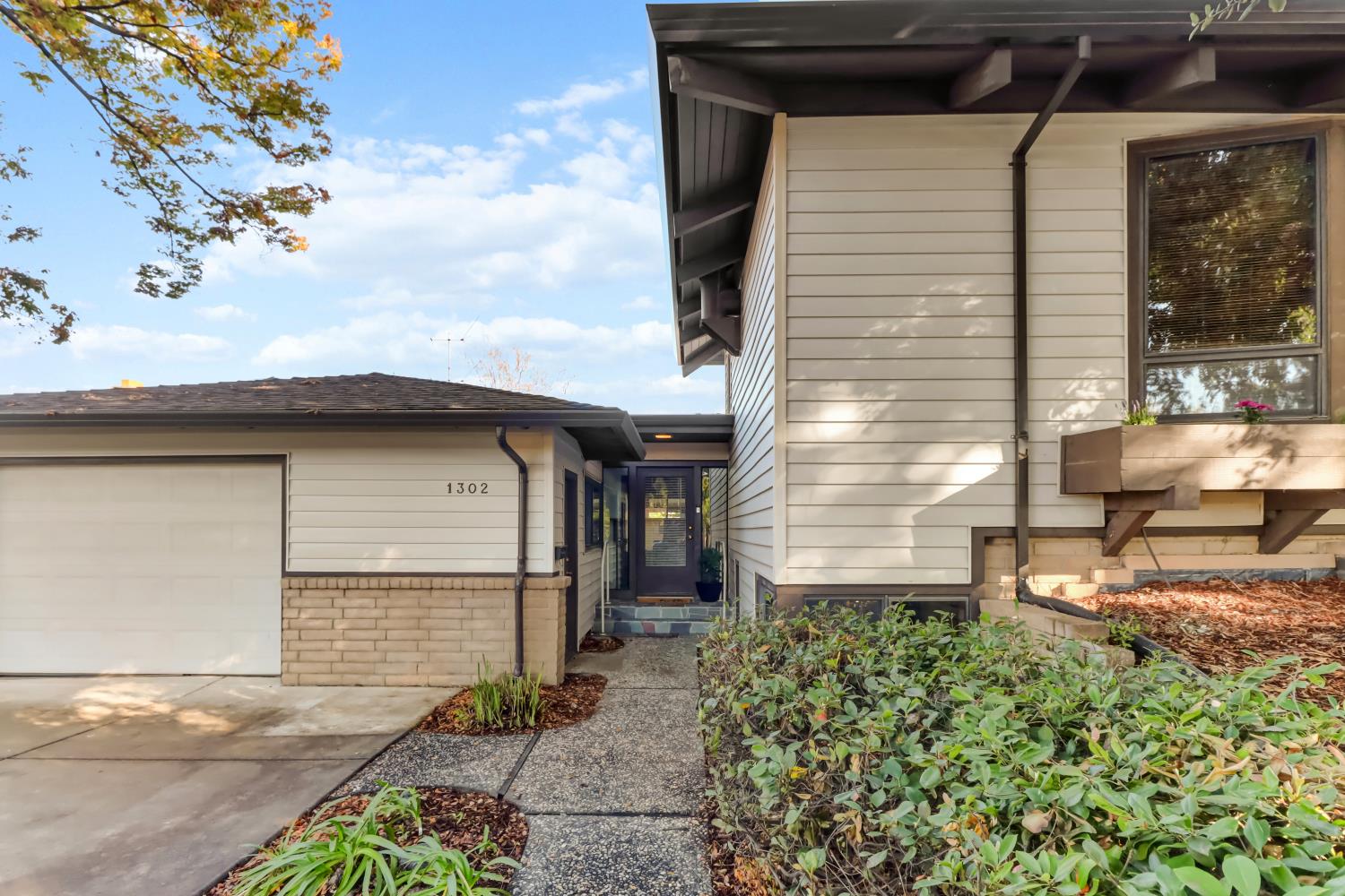 1302 Oak Avenue