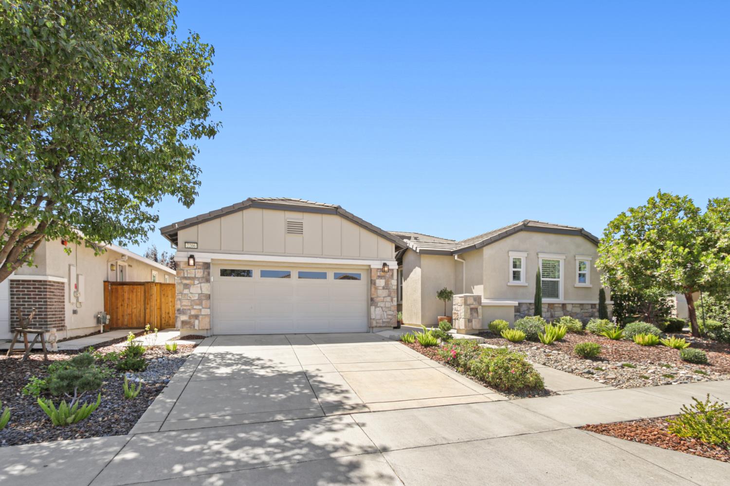 2206 Russell Circle