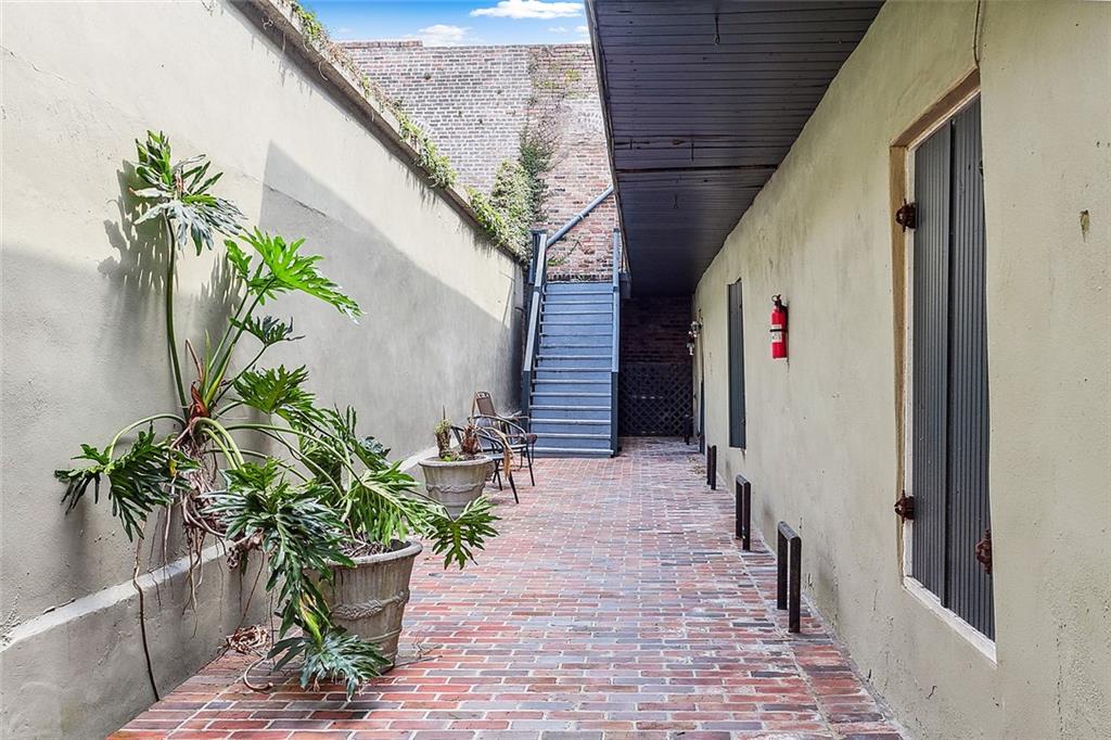 523 ST PHILIP Street 1