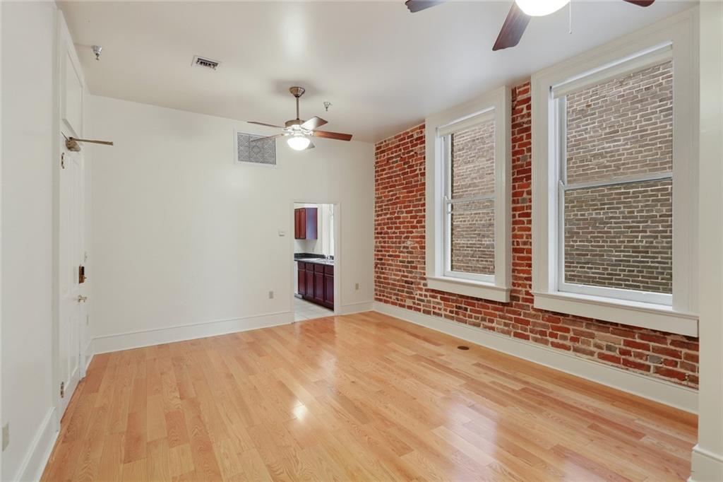 237 DAUPHINE Street 5