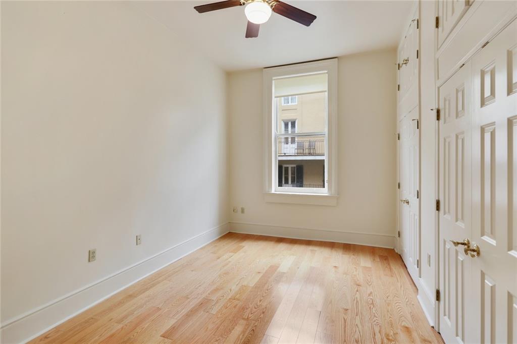237 DAUPHINE Street 5