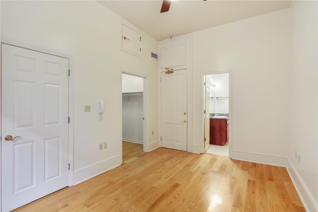 237 DAUPHINE Street 5