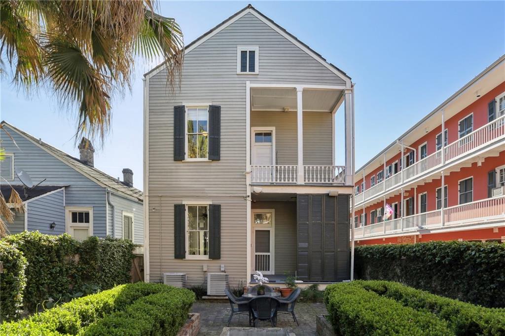 1131 DAUPHINE Street