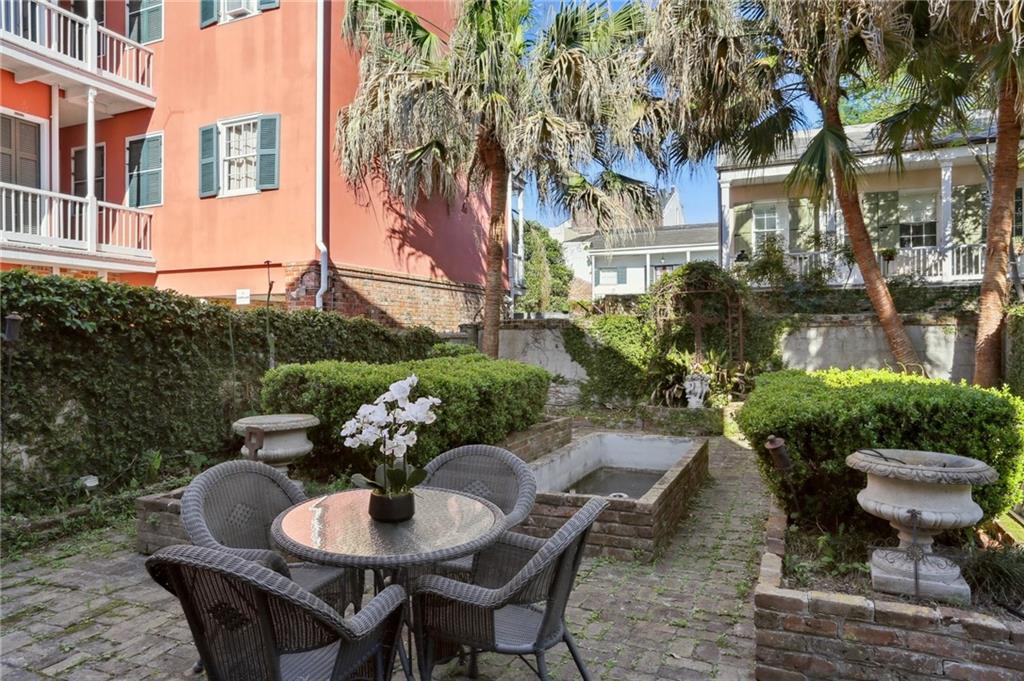 1131 DAUPHINE Street