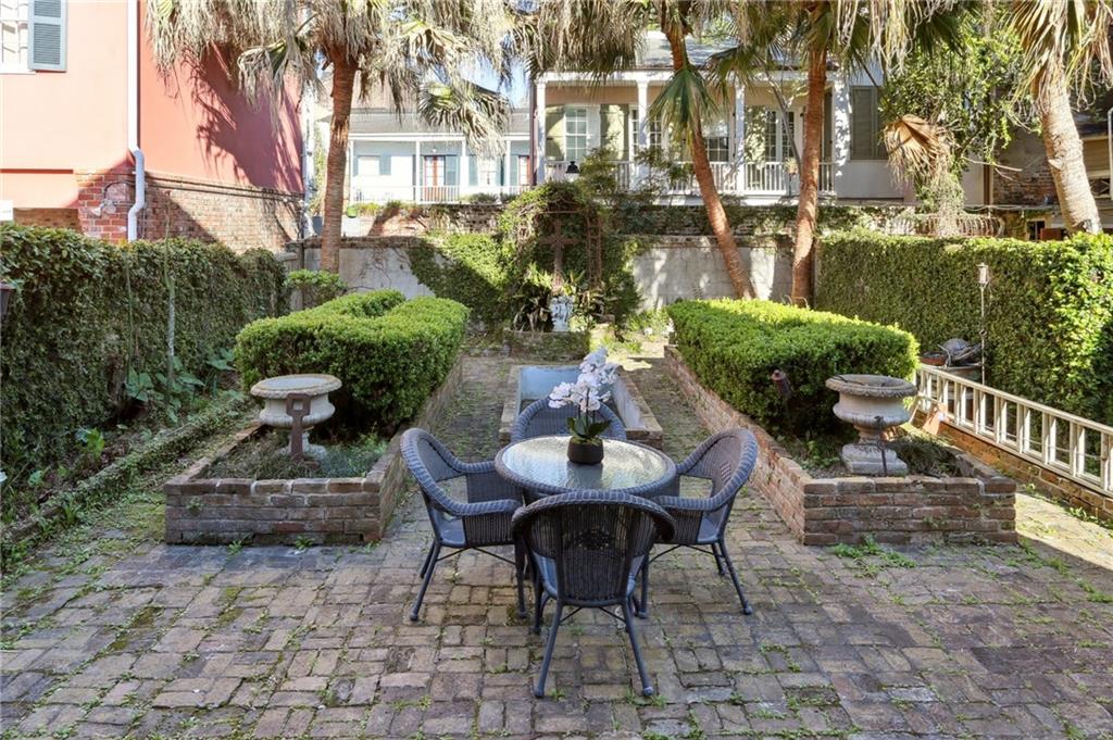 1131 DAUPHINE Street