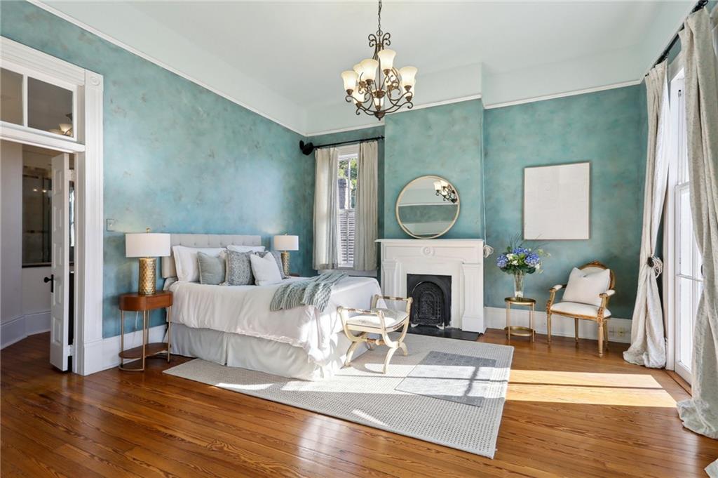 1131 DAUPHINE Street