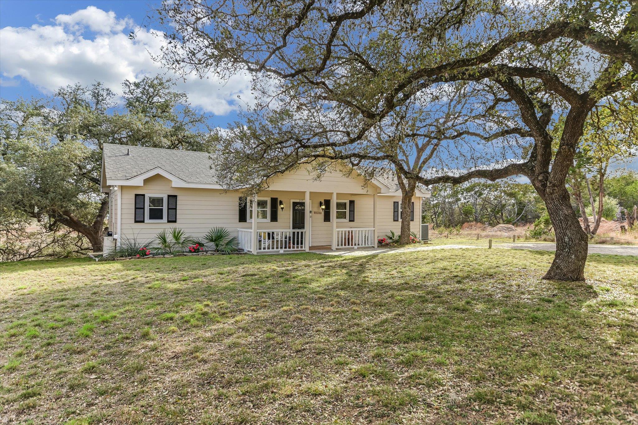 207 River Oaks DR