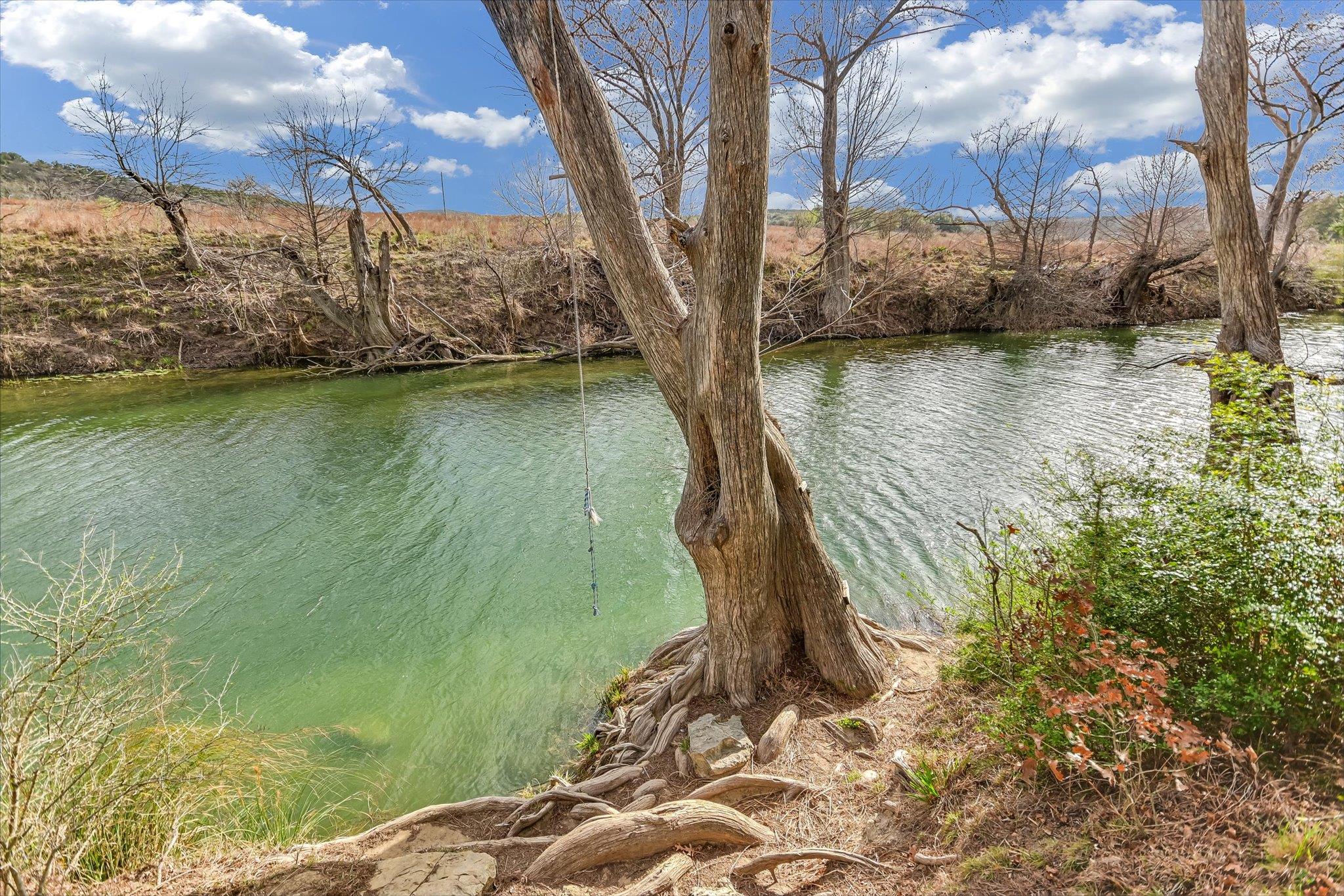 207 River Oaks DR