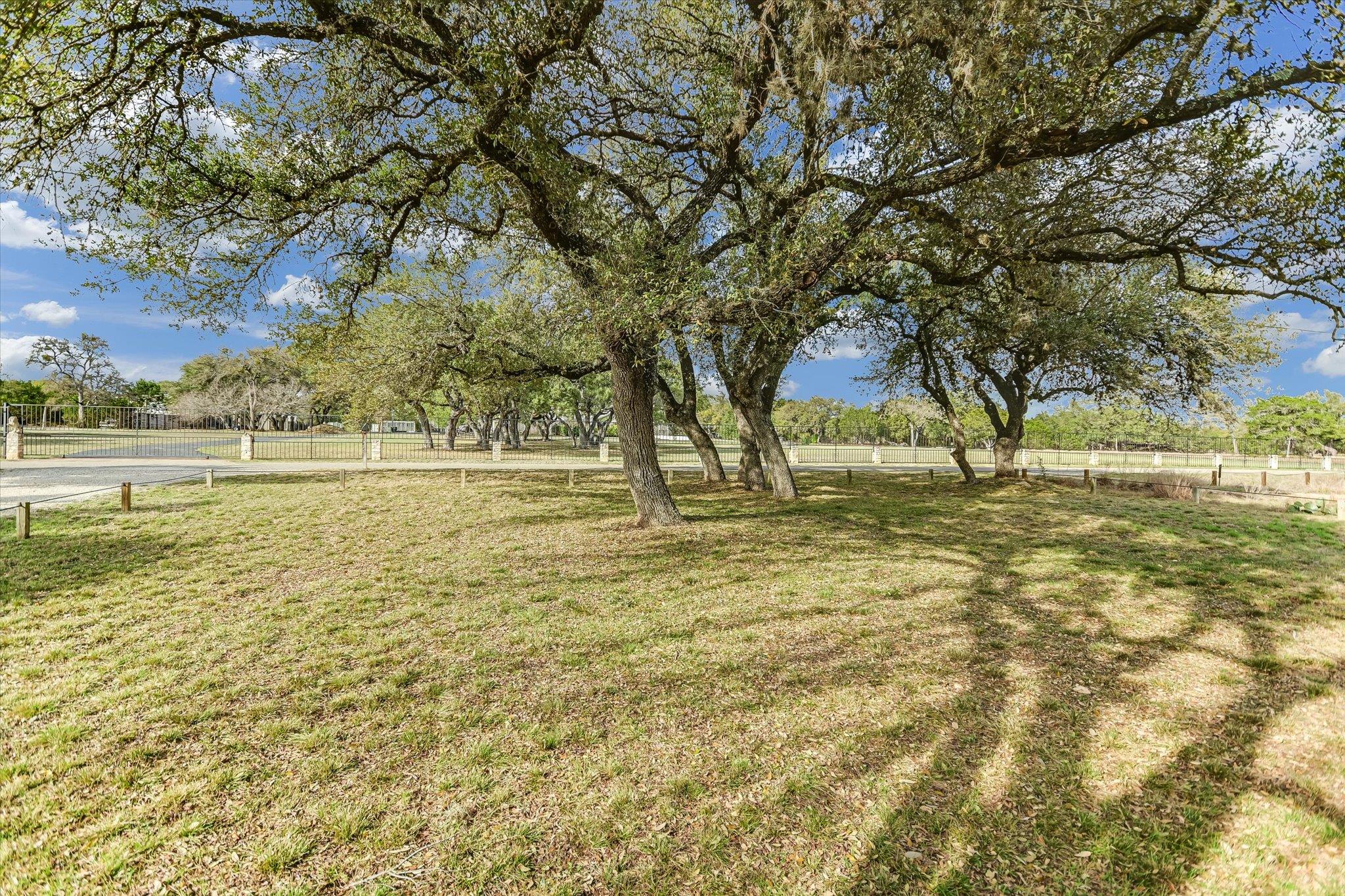207 River Oaks DR