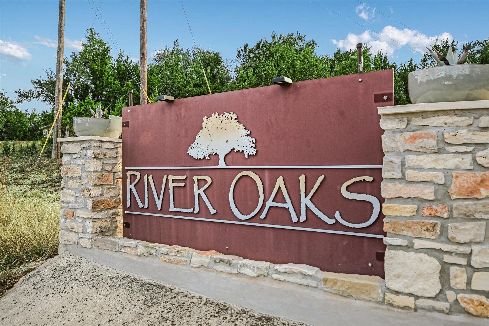 207 River Oaks DR