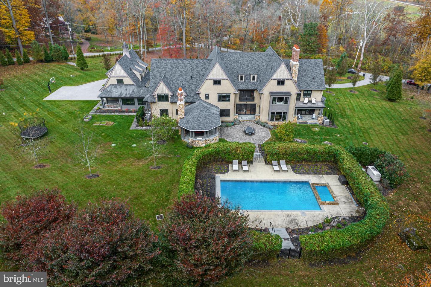 706 Hillview Rd