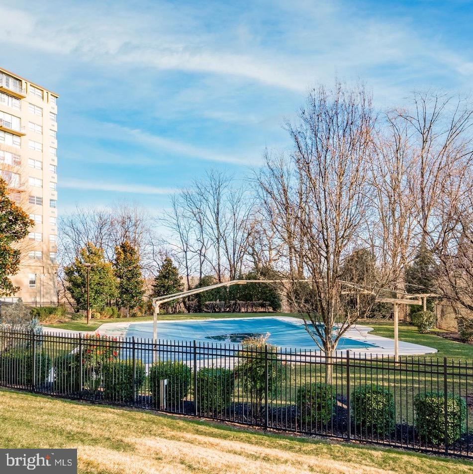 1030 E Lancaster Ave #606