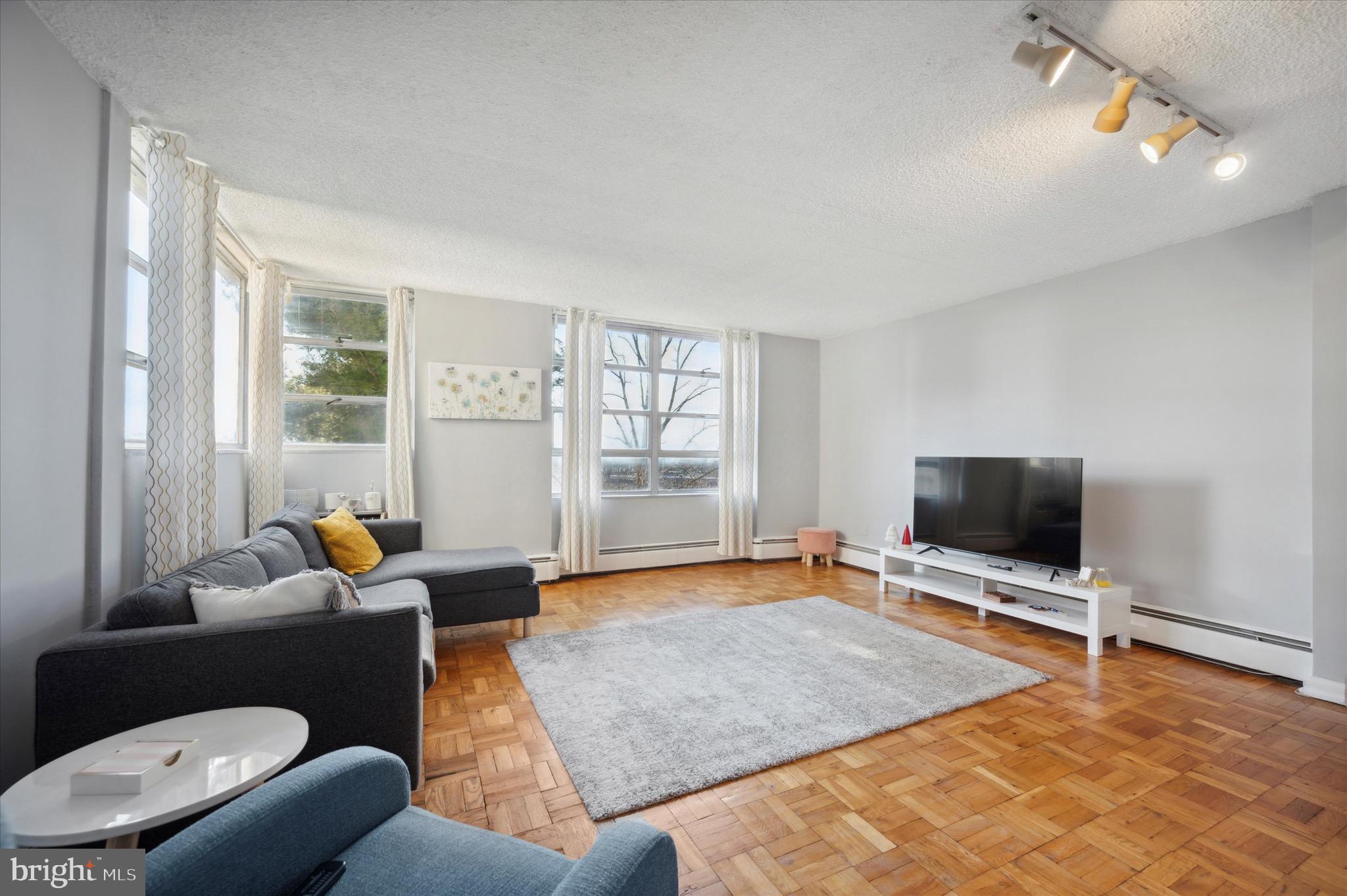 1030 E Lancaster Ave #606