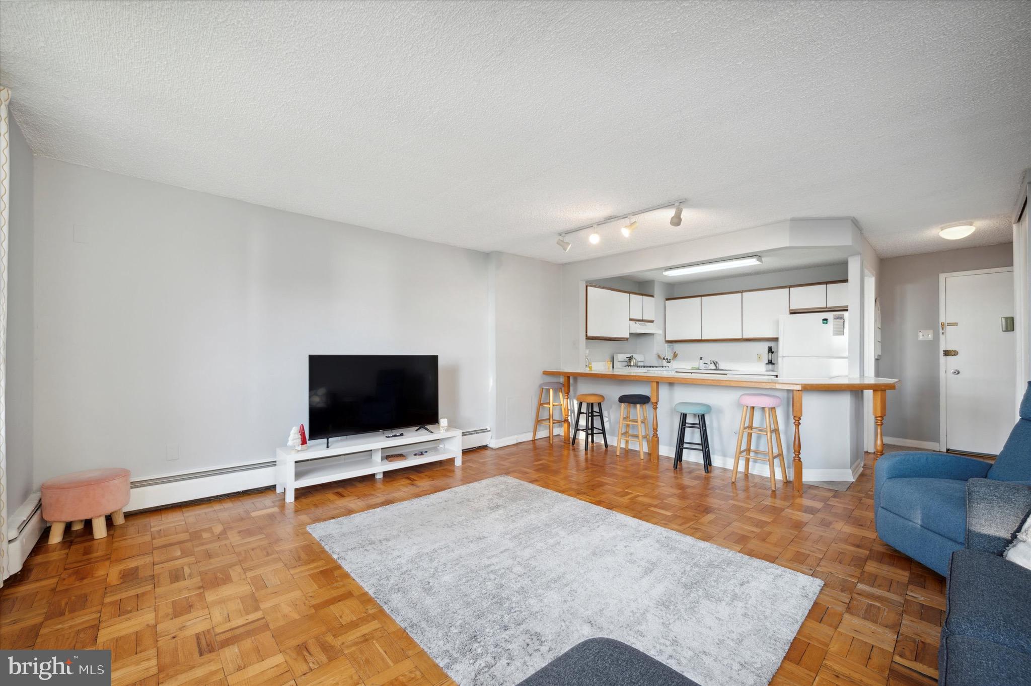 1030 E Lancaster Ave #606