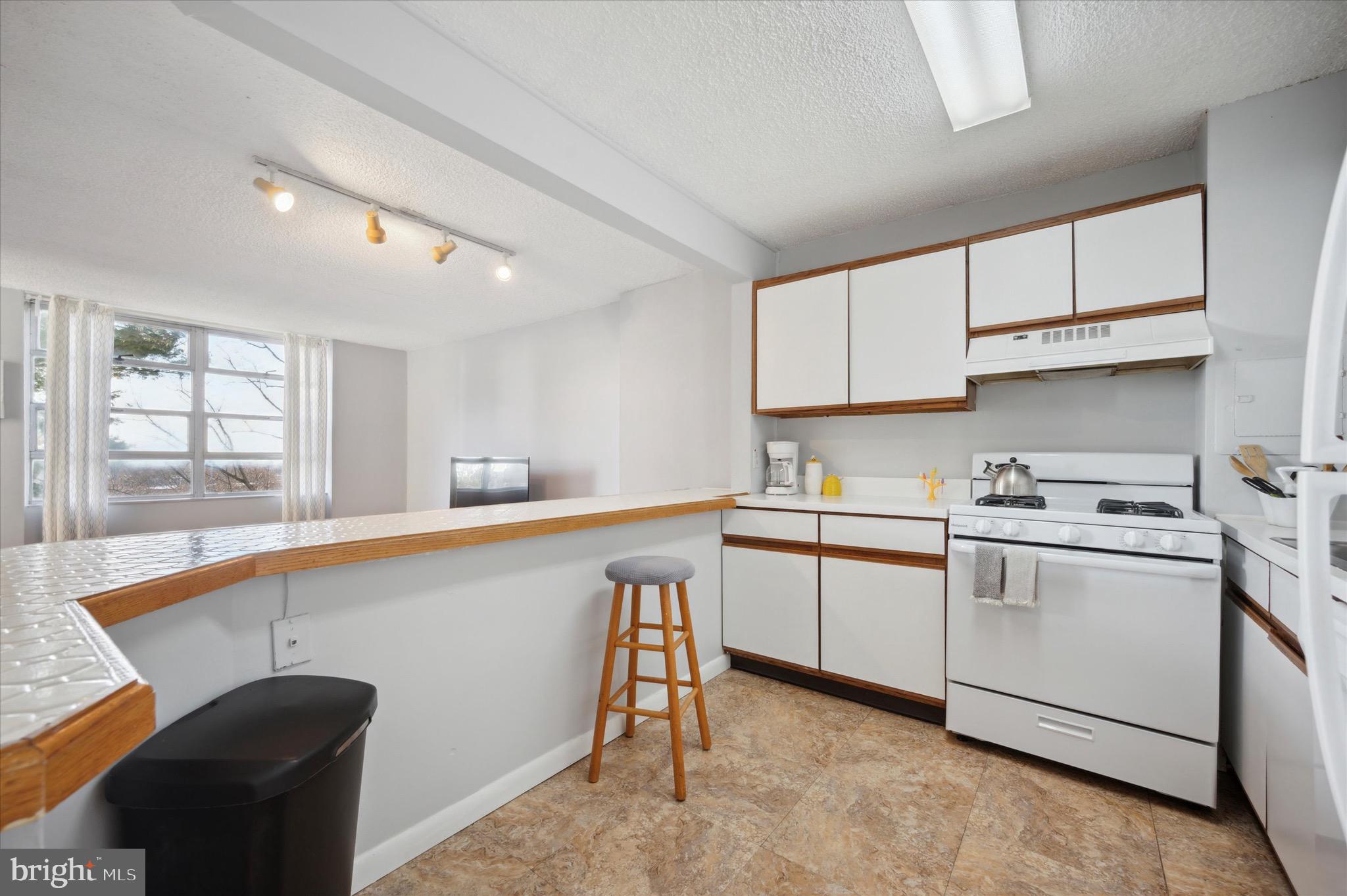 1030 E Lancaster Ave #606