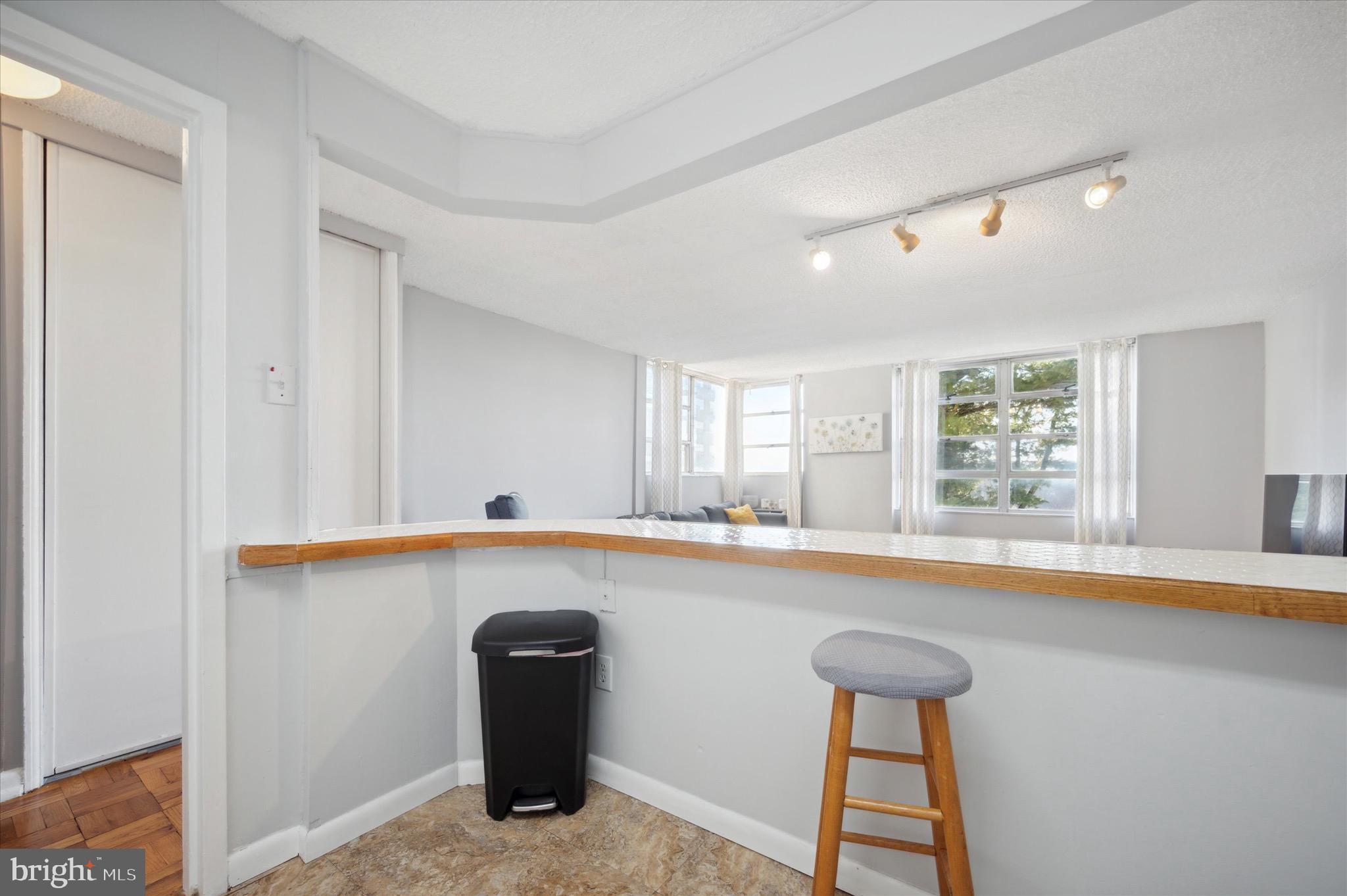 1030 E Lancaster Ave #606